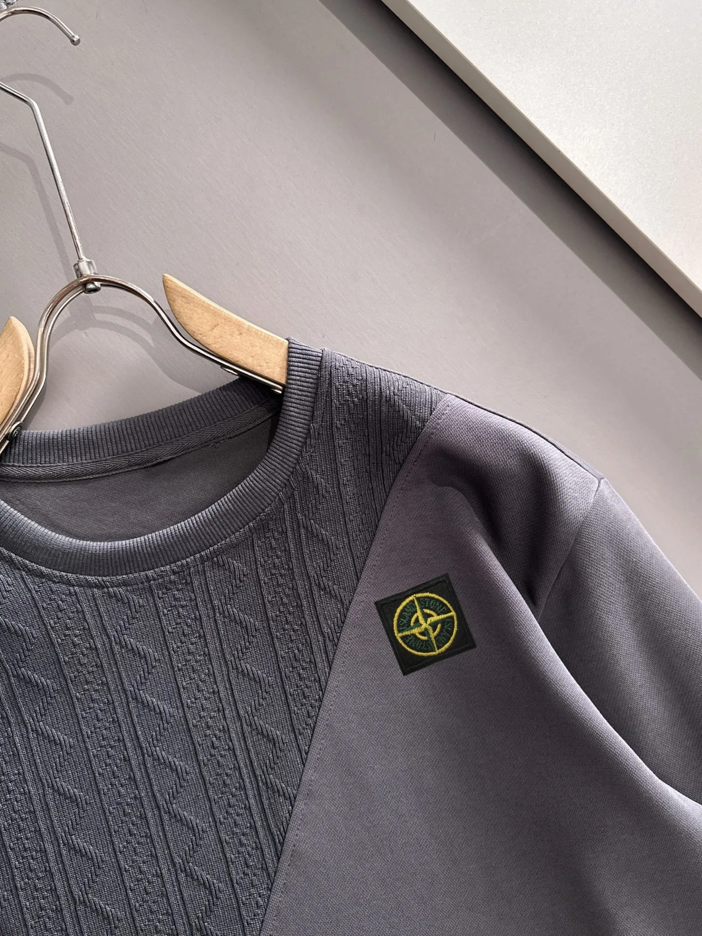 P360 Stone Island's exclusive first release of 25ss autumn and winter new round neck long-sleeved sweatshirts for men and women. Many celebrities share the same style. Craftsmanship that cannot be copied by ordinary small workshops. We are not afraid of any challenges in terms of materials, detail restoration and craftsmanship, just to provide you with wonderful products. Compare the top original versions at will. No expense is spared just to do better. Unique imported fabric feel. Purely imported German machine production. Precision operation. Thousands of needles density. Full set of new accessories with three standards for simultaneous customization. The upper body is versatile and fashionable. A perfect choice for autumn and winter. A must-have item. Size chart: m-4XL (Please state your height and weight when placing an order.